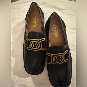 TOD’S Logo Plaque Leather Loafer - black / gold logo -EU 36.5
